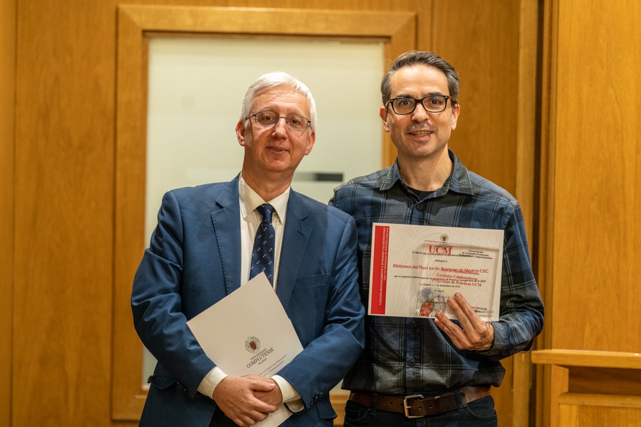 Felix Alonso y el decano de la Facultad de Documentación de la UCM